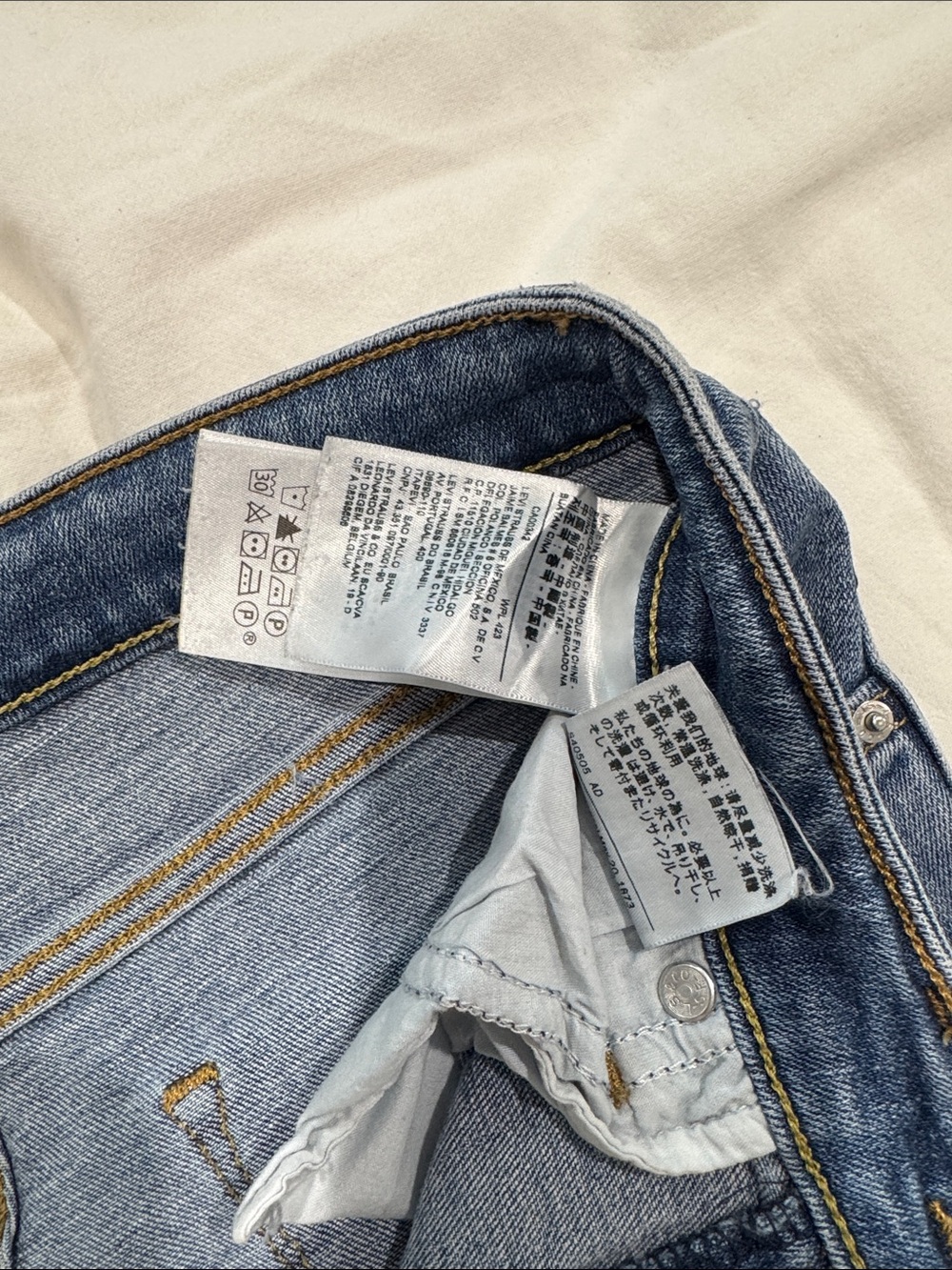 Levi's High Rise Skinny - Picture 3 of 7